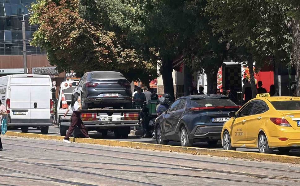 Hatalı park, cadde trafiğini kilitledi