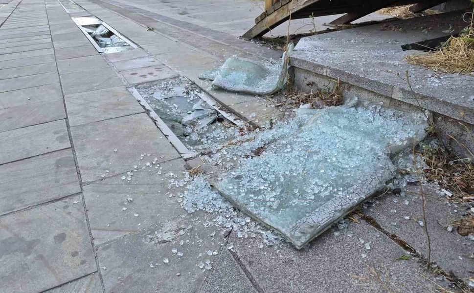 Hatboyu Caddesi vandalların hedefi oldu