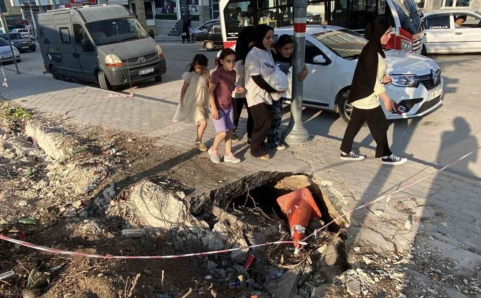 İnşaat çevresindeki kaldırımda oluşan derin göçükler muhtemel kazalara davetiye çıkarıyor