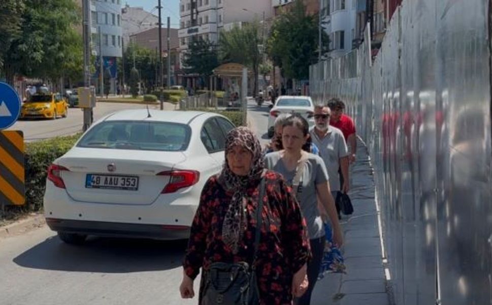 İnşaat paravanı kaldırımı kapattı, yayalar trafiğin ortasında kaldı