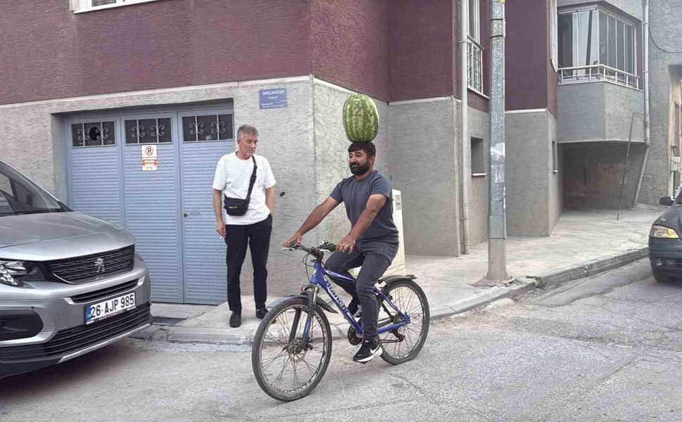 Kafasında 40 kiloluk karpuz varken bisiklet sürüyor, halay çekiyor, koşuya katılıyor