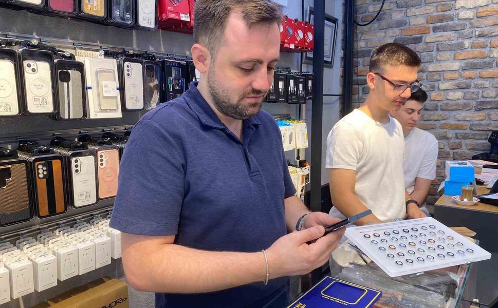 Kalın kılıf ve uzun şarj süresi sıcak havalardan cep telefonları için büyük risk