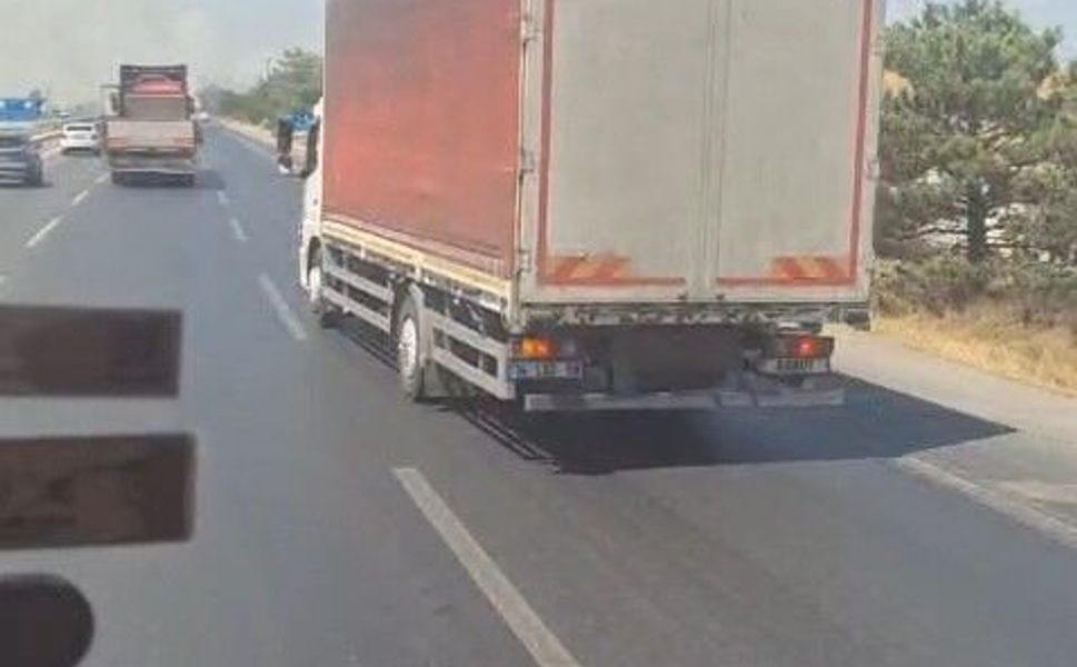 Karayolundaki otluk alanda çıkan yangın ormana sıçramadan söndürüldü