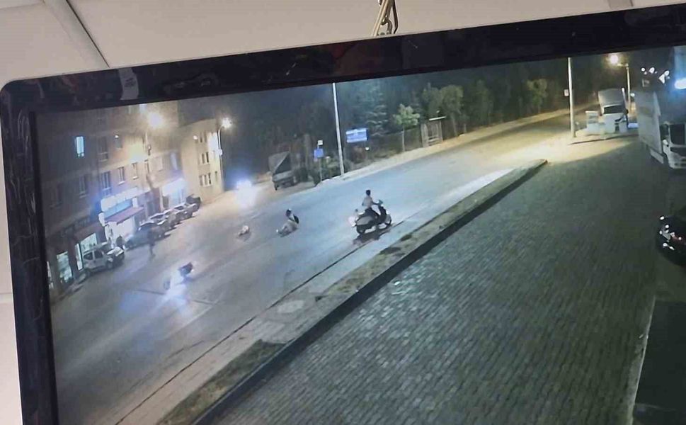 Karşıdan karşıya geçmeye çalışan çocuğa motosikletin çarptığı kaza kamerada
