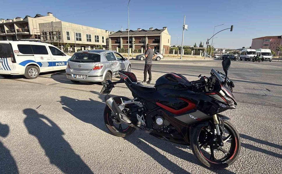 Kavşakta araç ve motosikletin karıştığı kazada 1 kişi yaralandı