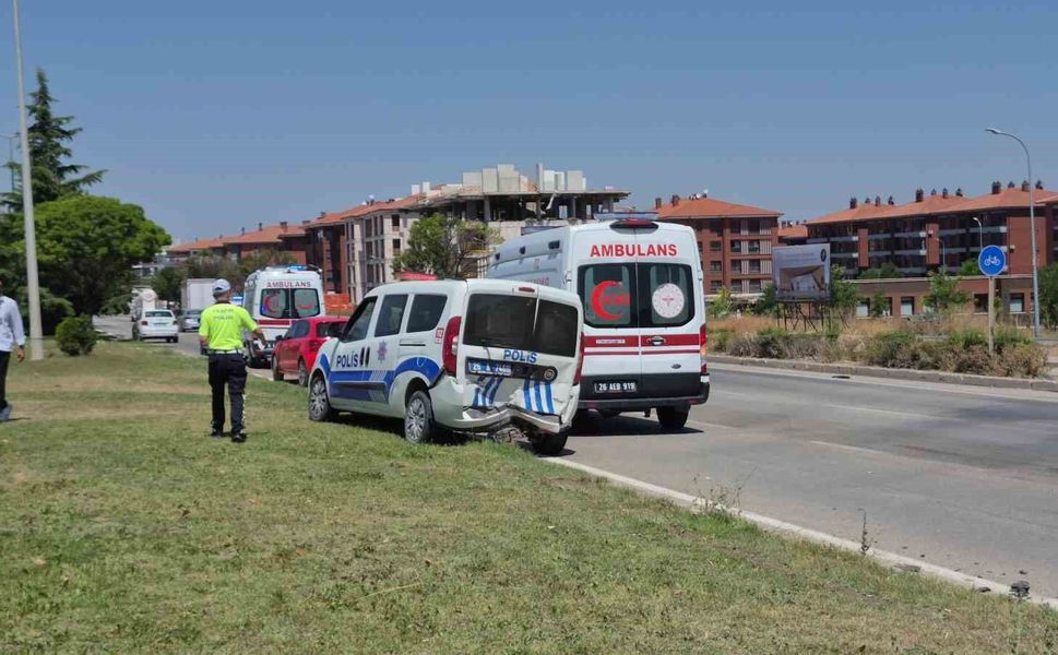 Kaza yerindeki polis aracına otomobil çarptı: 1'i polis 1'i bekçi toplam 6 yaralı