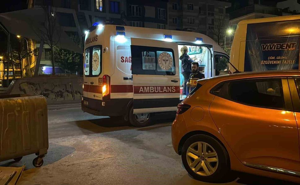 Kiraladığı scooterdan düşüp sızan alkollü kadın hastaneye kaldırıldı