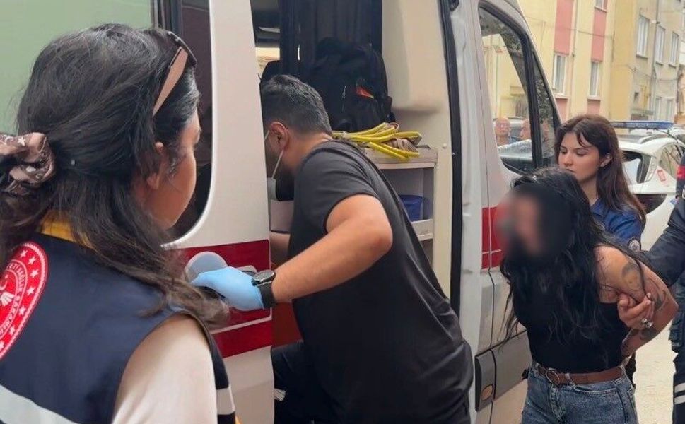Küçük çekiçle apartmanı birbirine katan kadının korkan çocuğunu polis sakinleştirdi