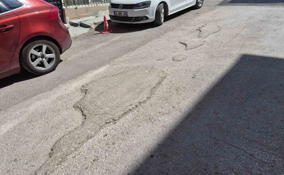 Kurtuluş Mahallesi'ndeki bozuk yollar sürücülere zorluk yaşatıyor