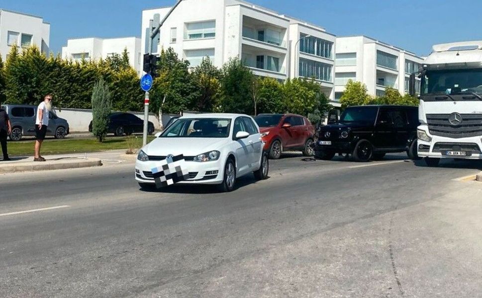 Lüks ciple otomobil çarpıştı, kaza maddi hasarla atlatıldı