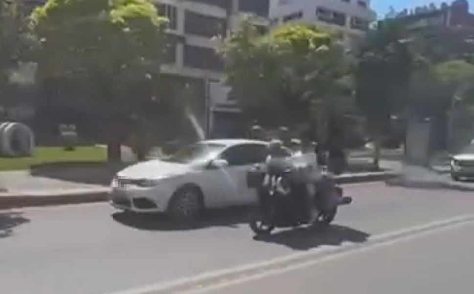Motosiklete ters oturarak yaptıkları kasksız yolculuk 'pes' dedirtti