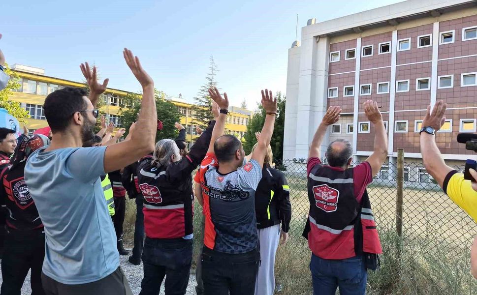 Motosikletlilerden onkoloji servisindeki çocuklara sürpriz