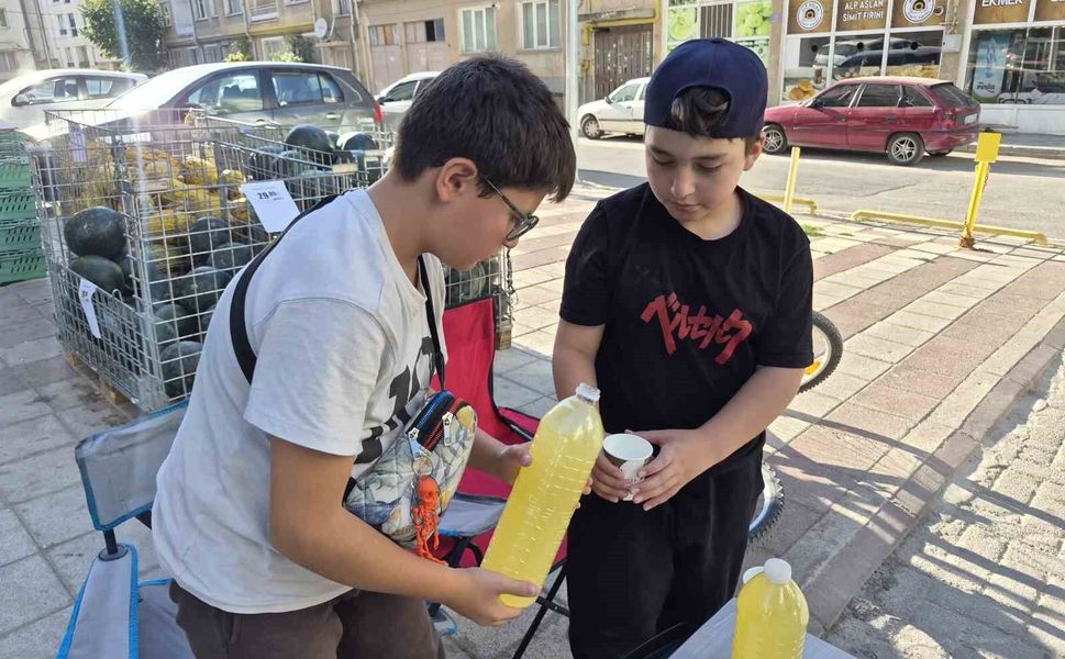 Okul harçlığını çıkarmak isteyen çocuklar limonata satarak aile bütçelerine katkı sağlıyor