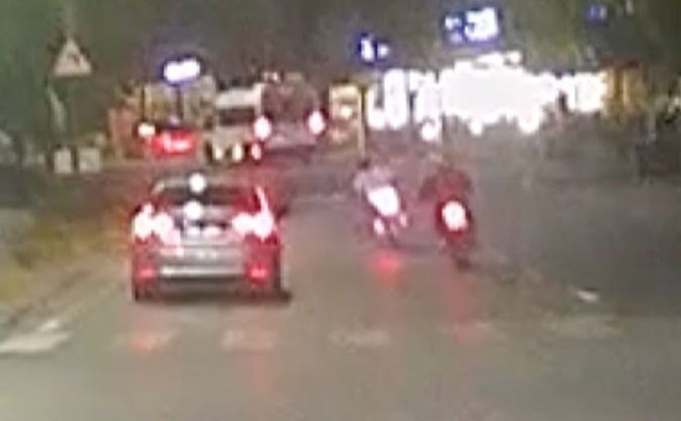 Otomobil ile 2 motosiklet yarış yaparak trafiği tehlikeye düşürdü