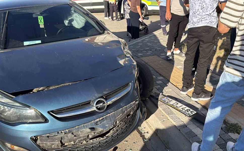 Otomobil ile minibüs çarpıştı: 8 yaralı