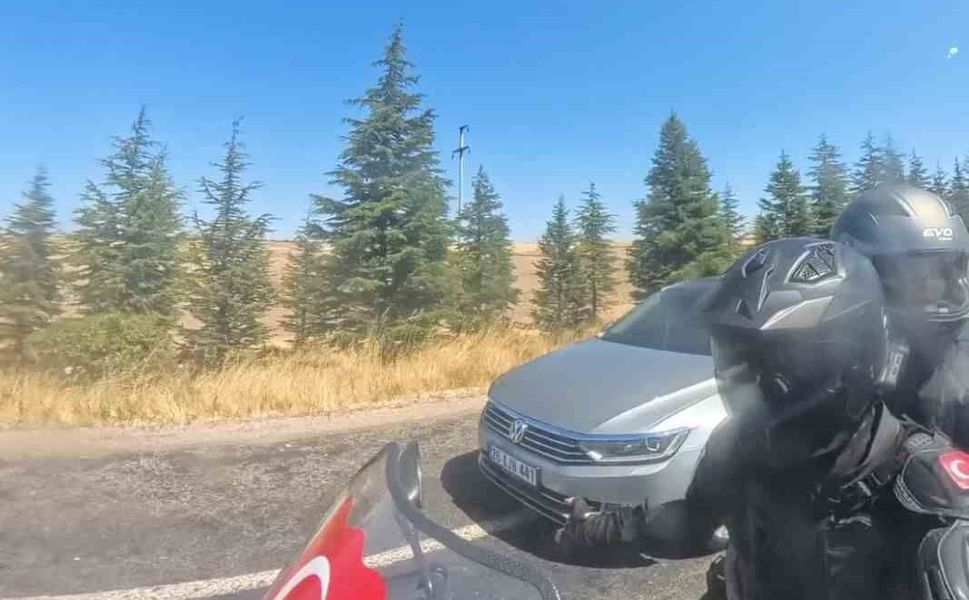 Otomobilin motosikleti sağından tehlikeli geçişi kask kamerasına yansıdı