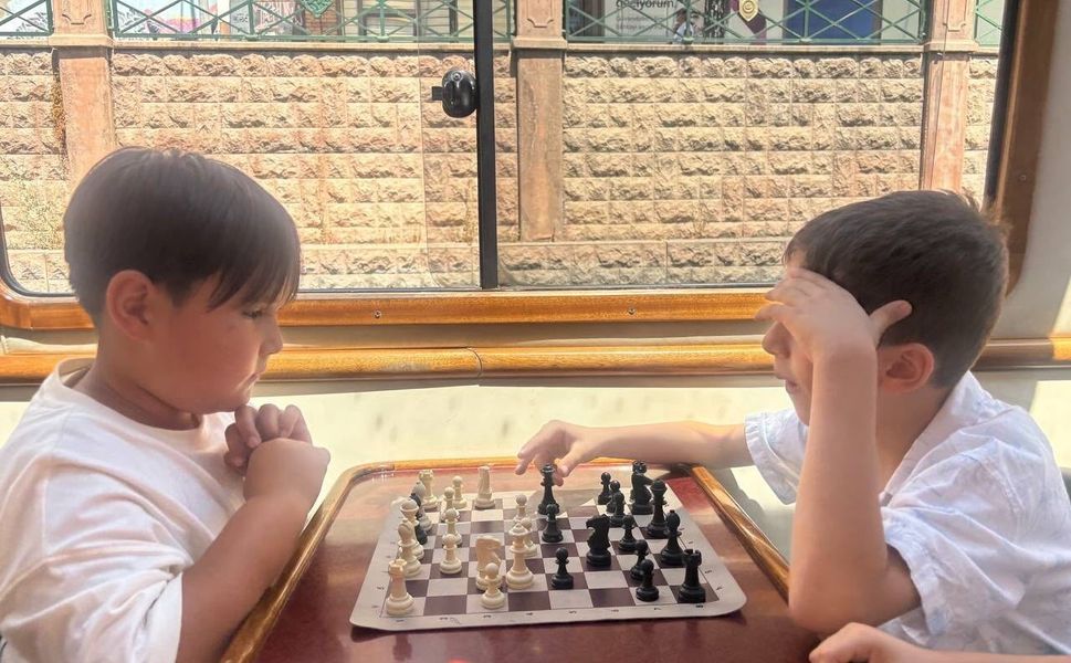 Porsuk Çayı'nda tekne turunda hamle yarışı: Minikler su üstünde satranç oynadı