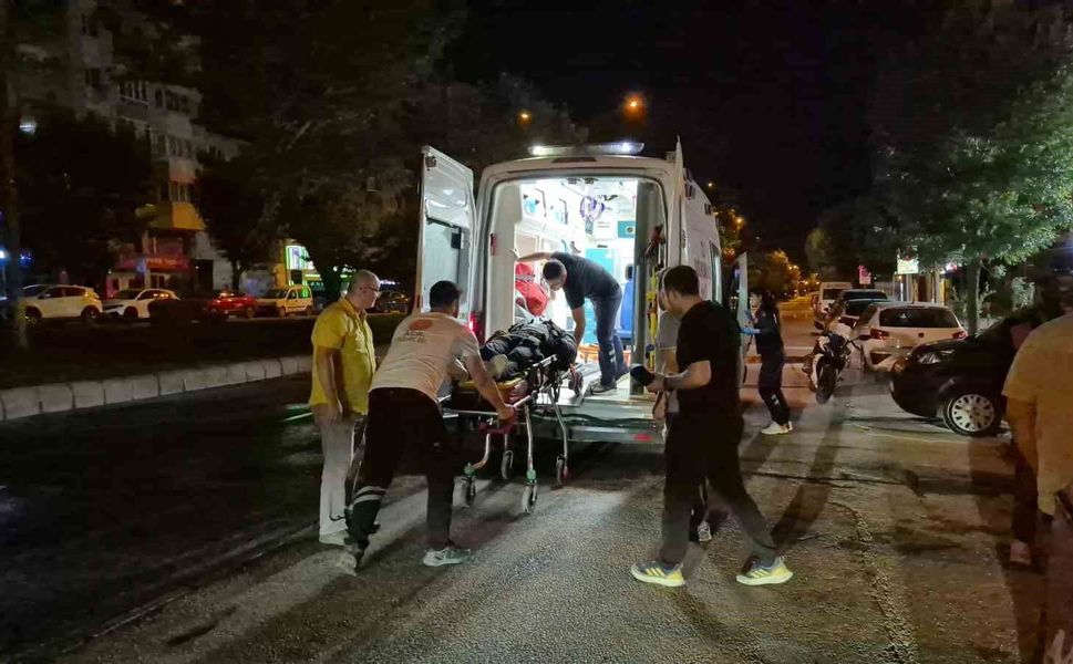 Refüj sulaması sebebiyle ıslanan yolda motosikleti devrilen kurye yaralandı