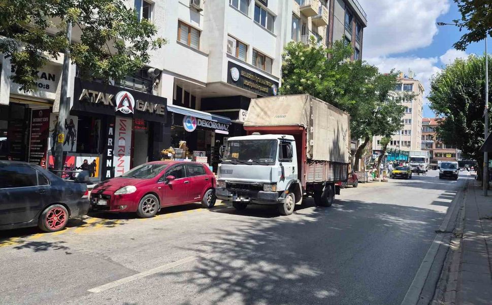 Şair Fuzuli Caddesi çift sıra parktan kurtulamıyor