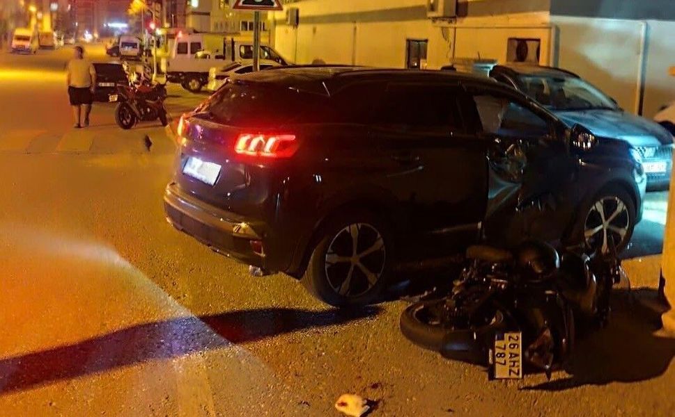 Sivrihisar'da otomobil ile motosiklet çarpıştı, 2 kişi yaralandı