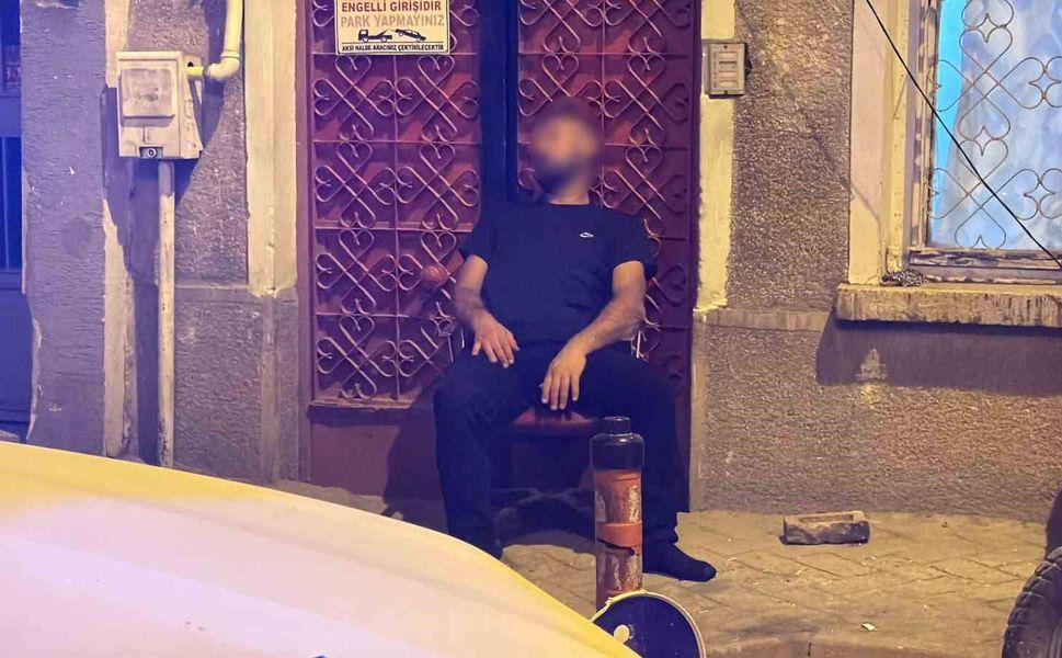 Sokakta sandalye üzerinde sızan şahıs polisi harekete geçirdi