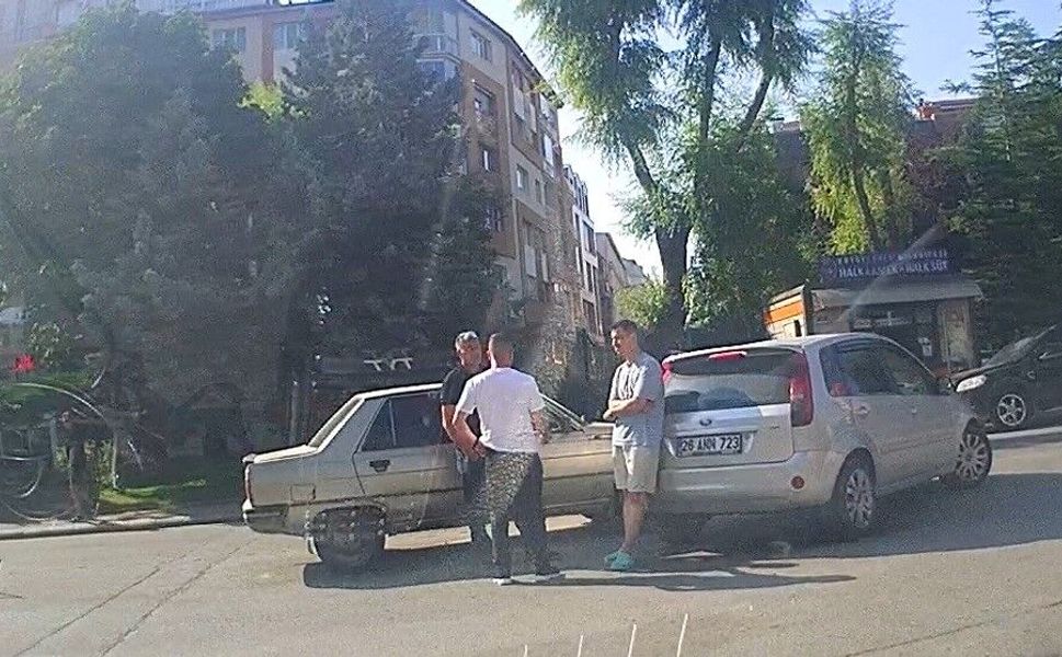 Sokaktan caddeye çıkan otomobil seyir halindeki diğer otomobil ile çarpıştı