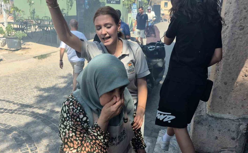 Tarihi bölgede çıkan yangının dumanı sebebiyle vatandaşlar zor anlar yaşadı