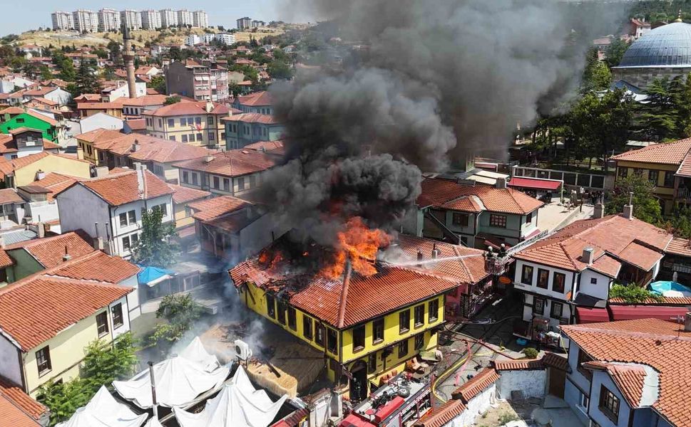 Tarihi Odunpazarı Evleri bölgesinde korkutan yangın: 2 kişi dumandan etkilendi