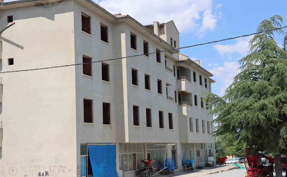 Terk edilen Günyüzü'ndeki eski belediye binası çocuklar için adeta tuzak