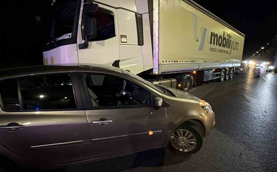 Tır otomobile çarpmasıyla maddi hasarlı kaza meydana geldi