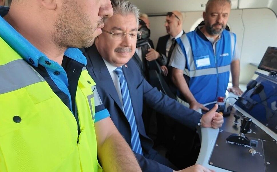 Vali Yılmaz, yerli ve milli elektrikli lokomotif E5000'i sürdü