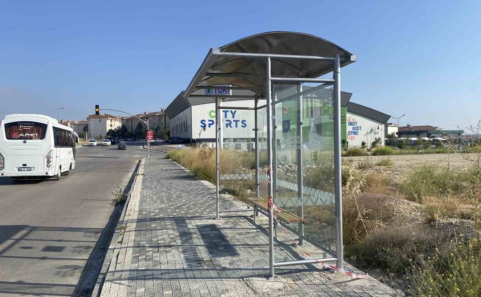 Vatandaşların tepkisi sayesinde bank gitti yerine otobüs durağı geldi