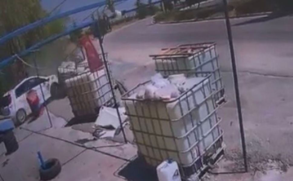 Virajı alamayan otomobil dükkana daldı