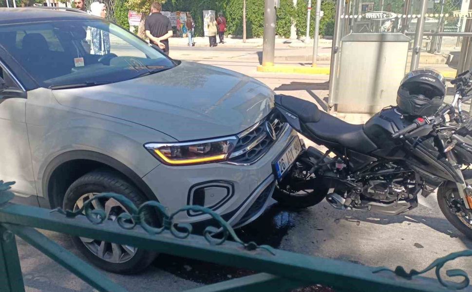 Yayalara yol veren motosikletliye otomobil çarptı