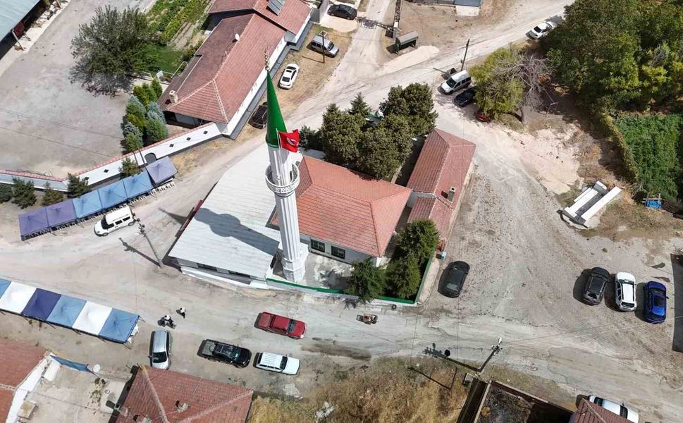 Yıldırım düşmesi sonucu ağır hasar alan cami el birliği için onarıldı, ibadete açıldı