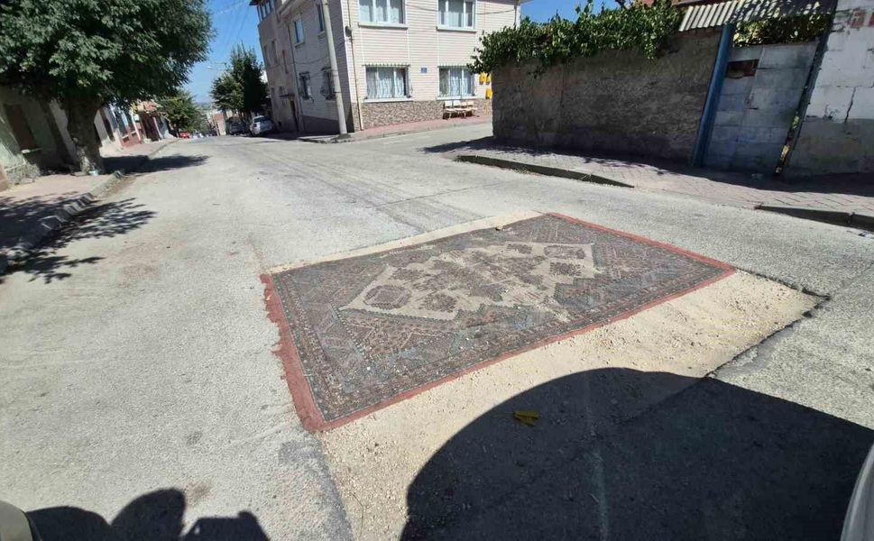 Yoldaki çukuru halıyla kapattılar