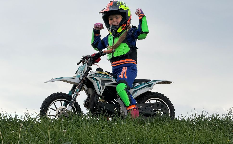 Minik İkra motosiklet ile tepeleri aşıyor, Zayn ile yarışmak istiyor