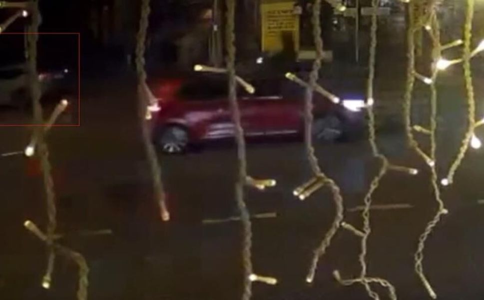 Kontrolden çıkan SUV araç çöp konteynerine ve elektrik panosuna çarptı
