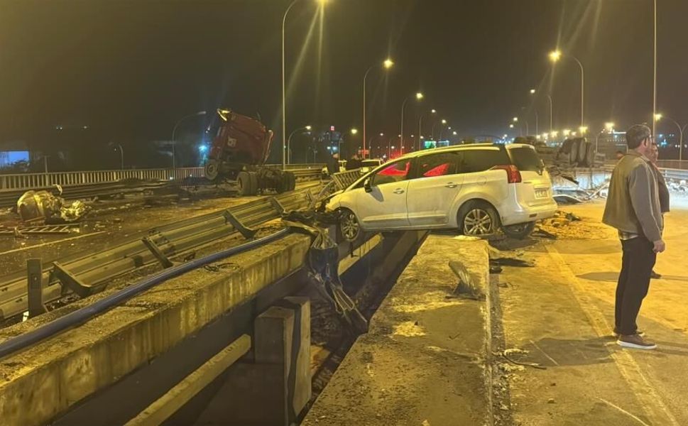 Tır ile otomobiller çarpıştı: 1 ölü, 7 yaralı