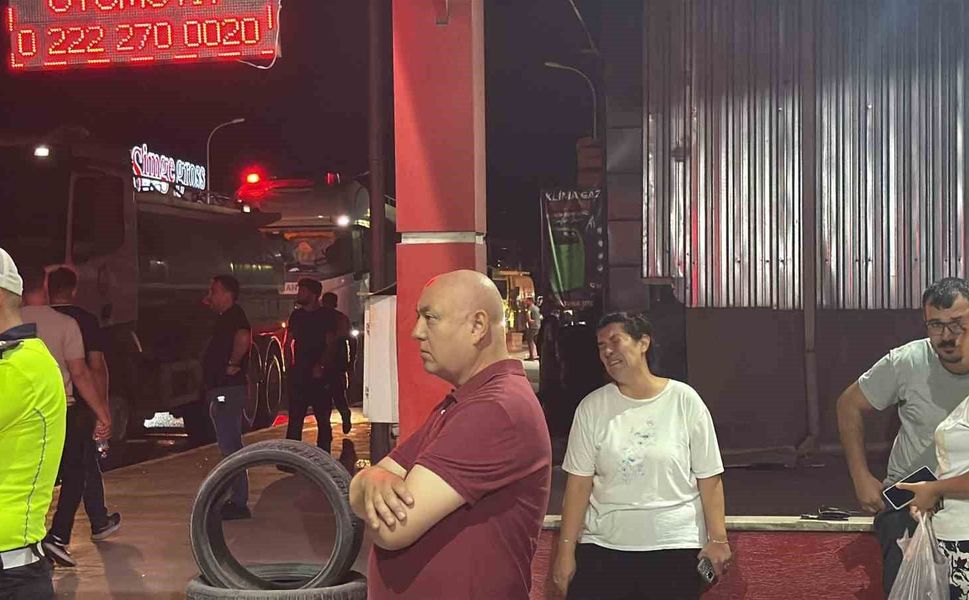 Alevlere teslim olan iş yerlerini gözyaşlarıyla izledi