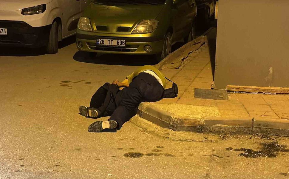 Alkollü şahıs kaldırımda sızdı, telefonundaki müzik çalmaya devam etti