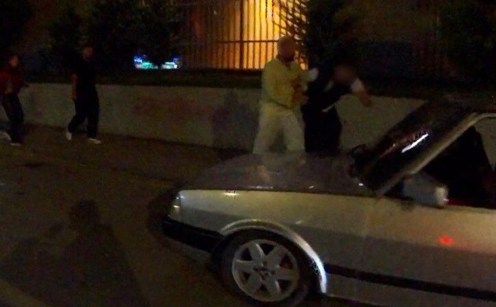Araç içindeki şahsa saldırı kask kamerasına yansıdı