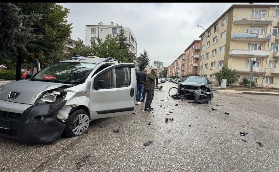 Bir kişinin yaralandığı trafik kazası sonrası yaşanan gerginlik güçlükle yatıştırıldı