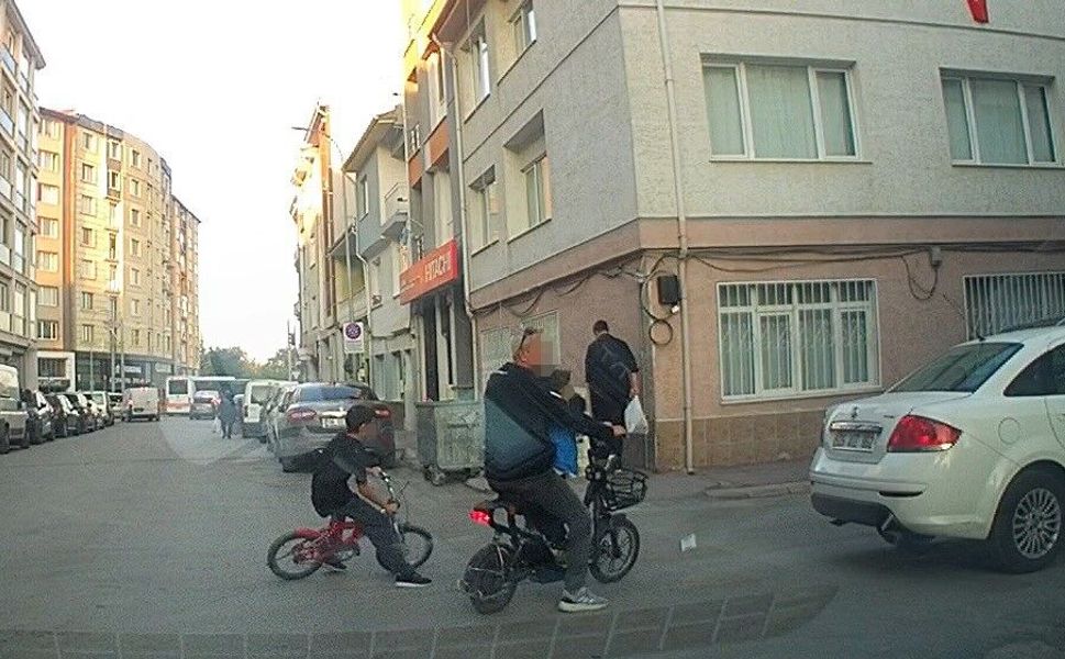 Bisikletli çocuk aracın altında kalmaktan son anda kurtuldu