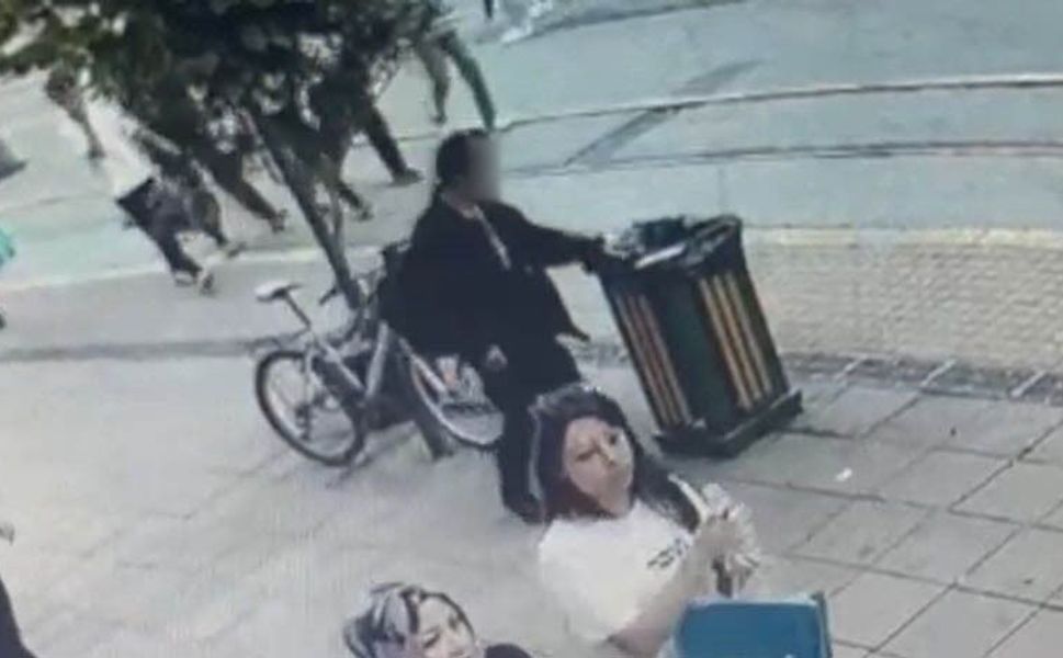 Çöp kutusunun üzerinde unutulan telefon 4 dakikada çalındı