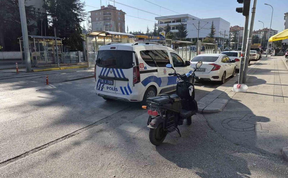 Elektrikli bisiklet ile çarpışan otomobil olay yerinden kaçtı