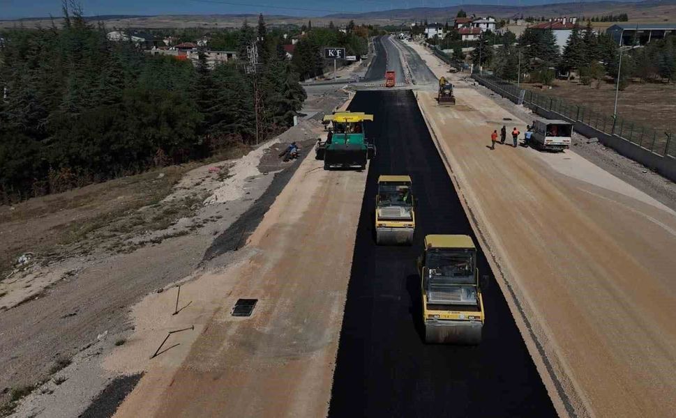 Eskişehir Büyükşehir Belediyesi'nden 100. Yıl Bulvarı'nda asfalt çalışması