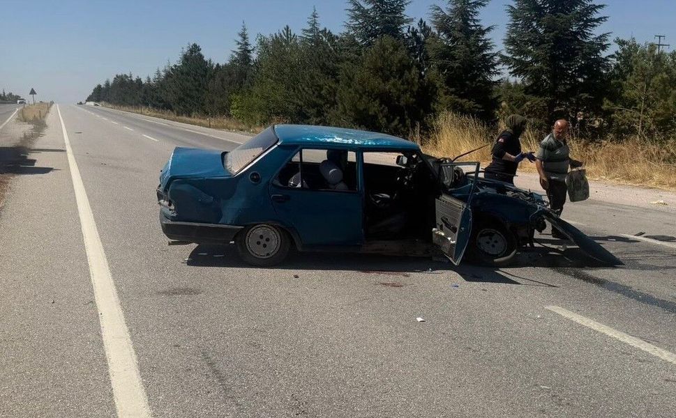 Eskişehir'de 2 araç çarpıştı: 1'i bebek, 1'i çocuk 6 yaralı