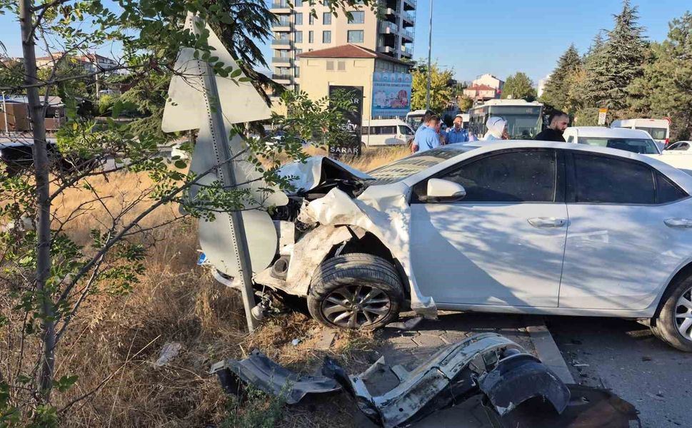 Eskişehir'de 4 aracın karıştığı zincirleme kaza: 3 yaralı