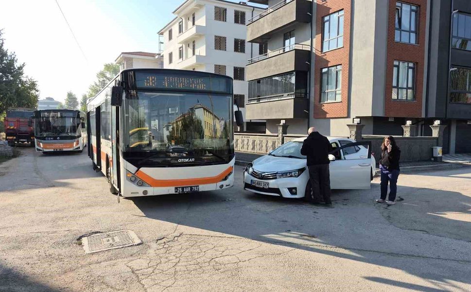 Eskişehir'de belediye otobüsü ile otomobil çarpıştı: 2 öğrenci yaralandı